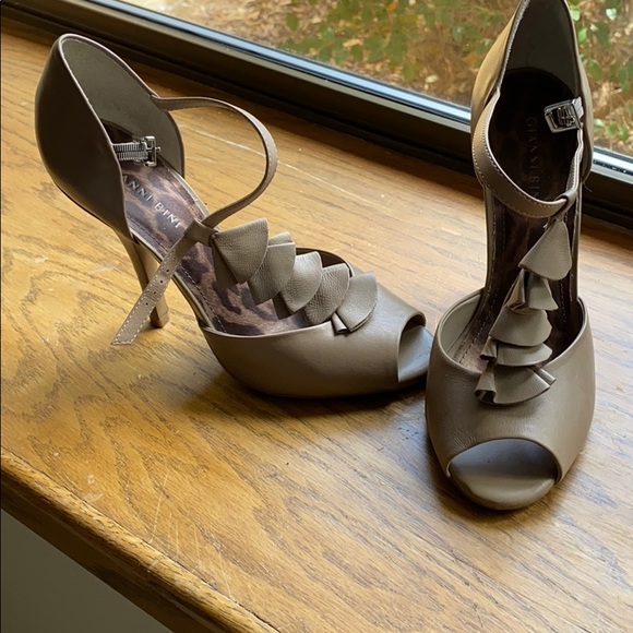 Peep toe high heels - Picture 2 of 6